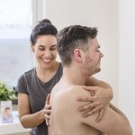 Pressebild - Studie zur osteopathischen Behandlung bei Schulterschmerzen gestartet: Charité untersucht Wirksamkeit unter Alltagsbedingungen